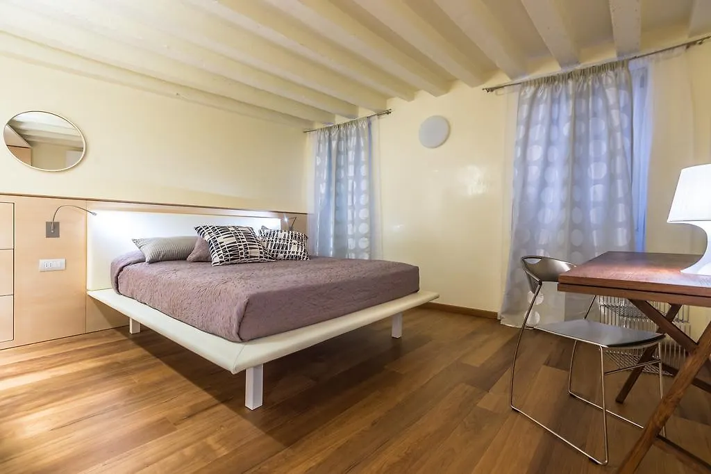 Apartments Moon Or Dama Venise
